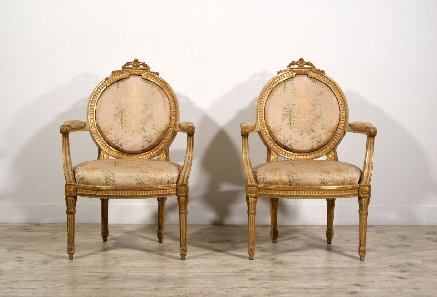 NON DISPONIBILE Paire de fauteuils néoclassiques, en bois sculpté laqué et doré, Turin, fin du XVIIIe siècle